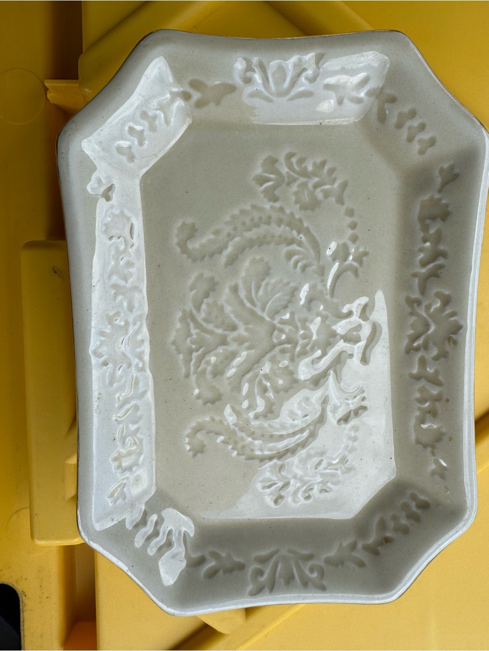 Nicole Miller Cream Embossed Elegant Ceramic Soap Dish